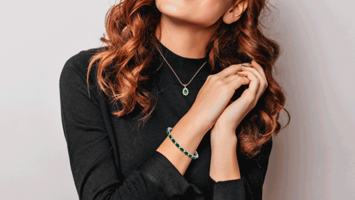 woman-wearing-emerald-pendant-necklace-and-bracelet