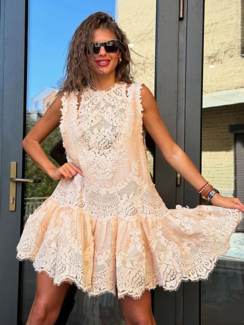 retro and vintage styles - lace dress
