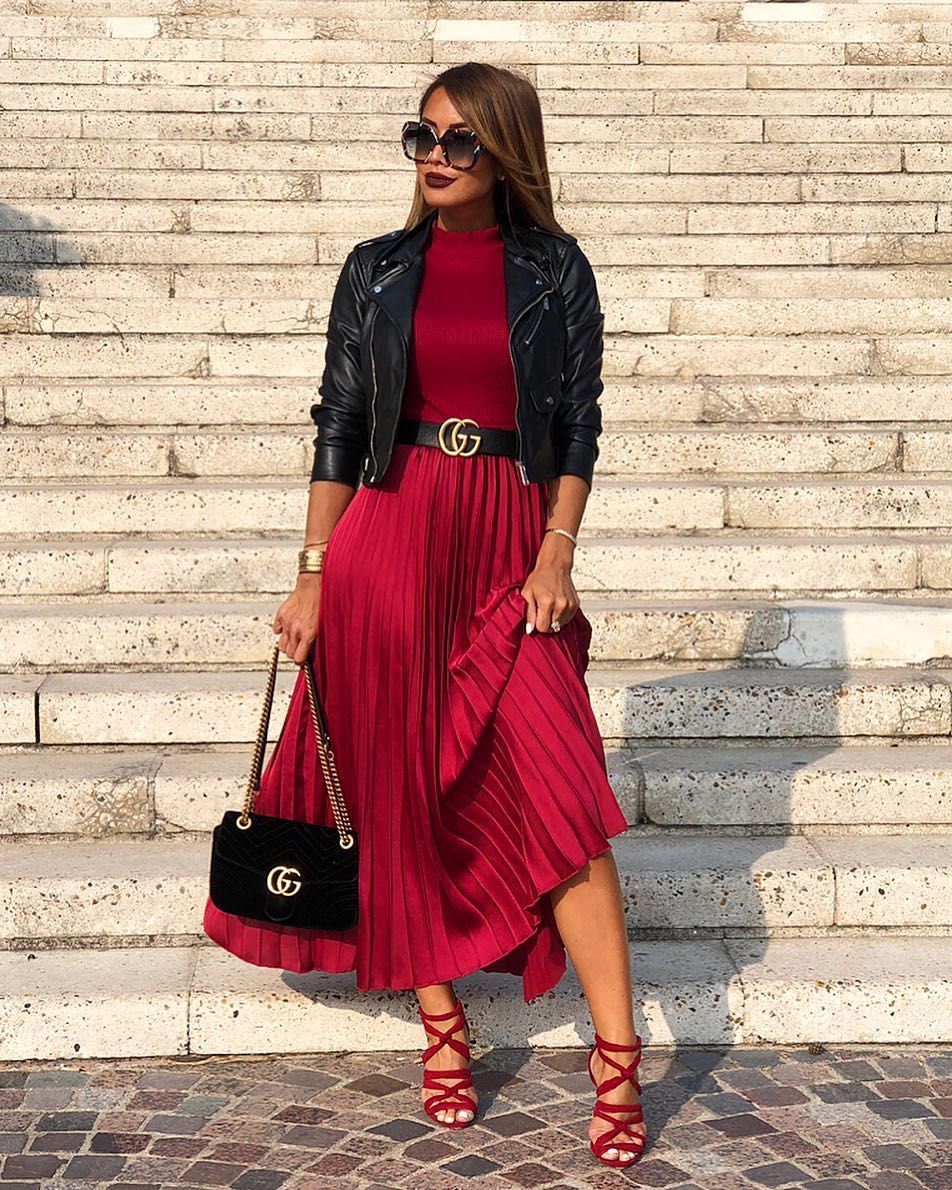 Red dress: The Final Power Christmas Color of Feasts.