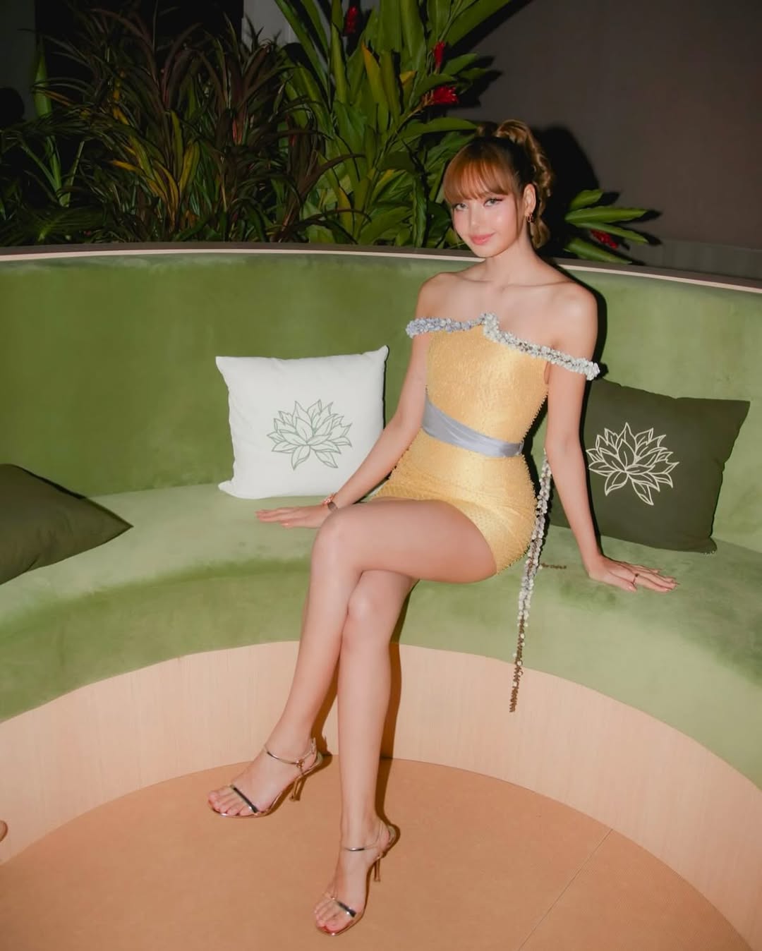 Blackpink Lisa completed her look with Louis Vuitton 6 AM high-heeled sandals, Bvlgari Serpenti Viper earrings, a ring, and a Divas’ Dream wristwatch.