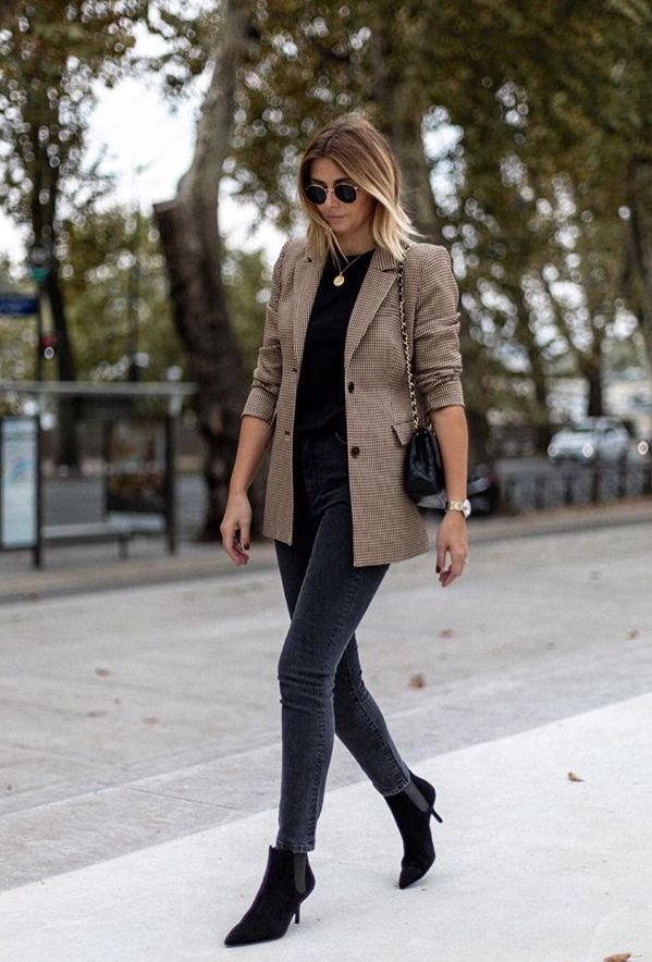 Pointed Toe Ankle Boots: Best shoes to wear for Christmas.