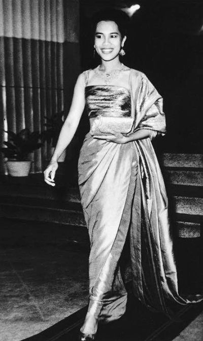 Thai Royal Sirikit, Thailand’s Queen Mother, was photographed in the Nuit à Londres gown from the Pierre Balmain Haute Couture Spring/Summer 1960 collection, which was later reworked for Blackpink Lisa to wear at the ‘Amazing Thailand’ Gala.