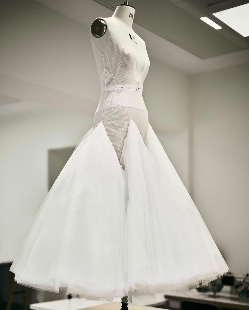 Manequin wearing skirt 