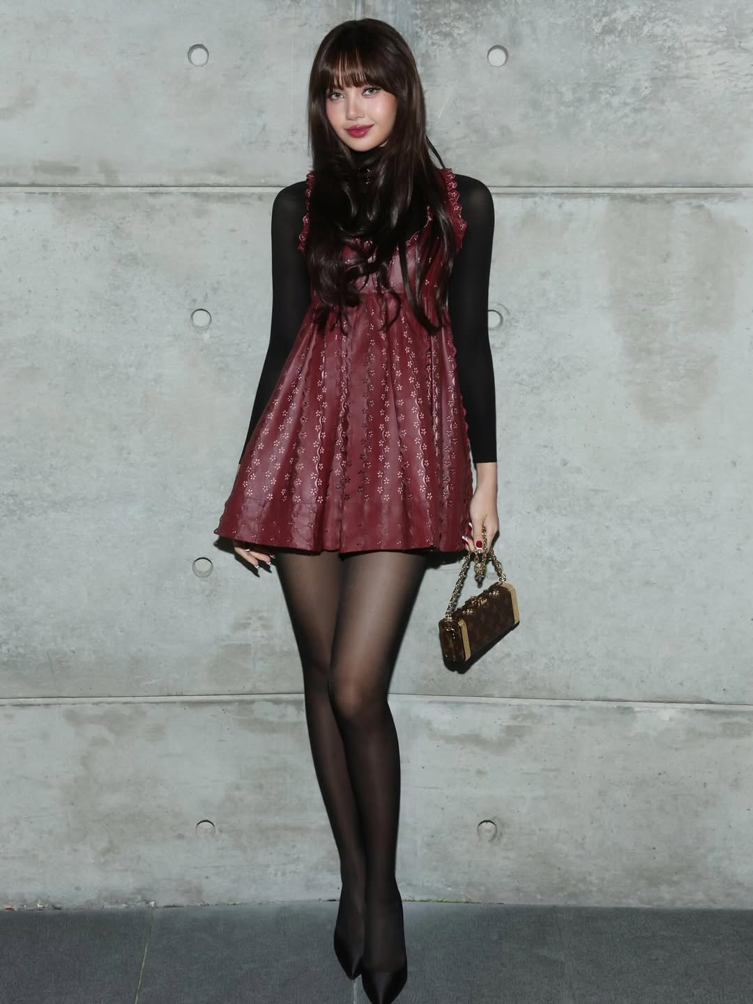 Lalisa Manobal attended the Louis Vuitton and W Magazine’s Intimate Awards Season Dinner in Beverly Hills, California, dressed in a stunning short dress with tights and pointed-toe heels.