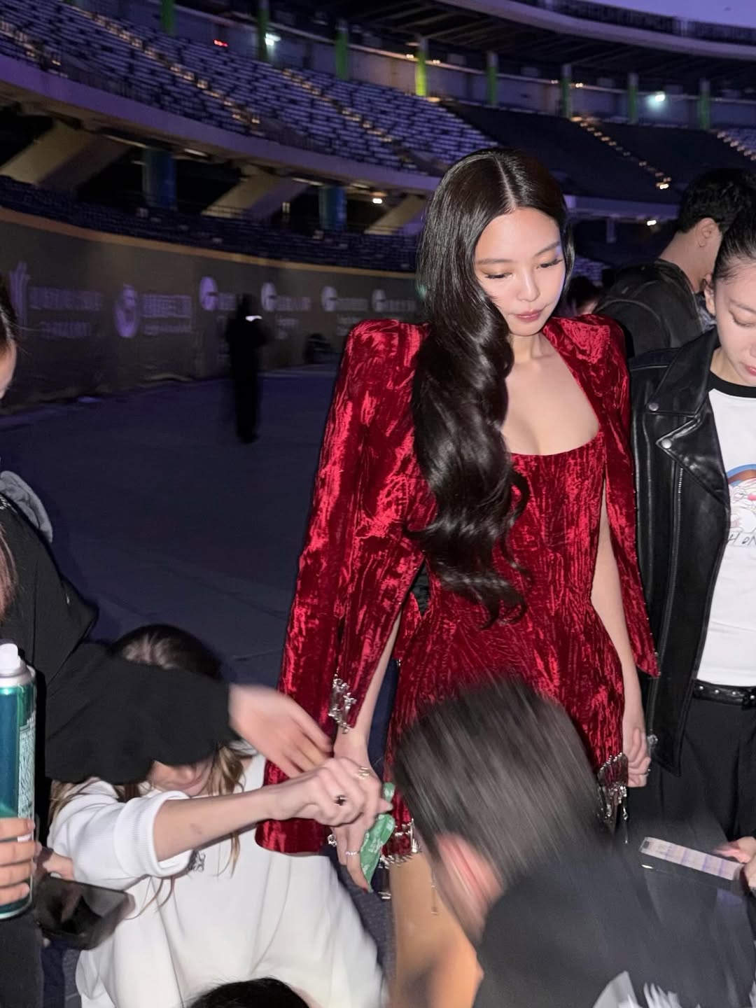 Jennie Kim appears at the 2026 Golden Disc Awards, where she won Best Digital Song (Bonsang) for “Like Jennie” and the Global Impact with Prizm Award, dressed to impress in a Dilara Findikoglu Shield dress and a Theatre of Life cropped jacket over the shoulder.