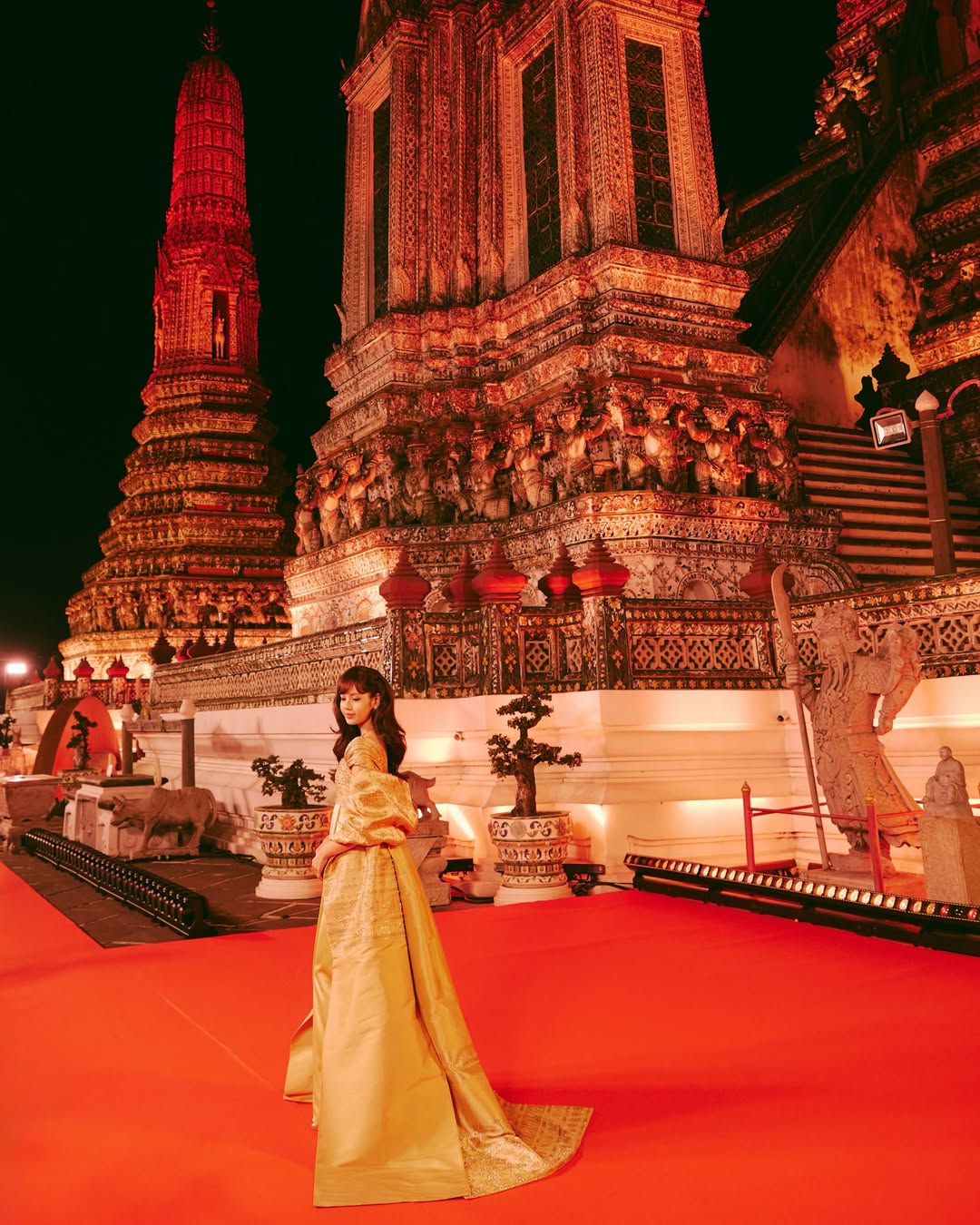 BLACKPINK Lisa looks trendy at the ‘Amazing Thailand’ Gala in a vintage Balmain Haute Couture “Nuit à Londres” gown inspired by Thailand’s Queen Mother, Sirikit.