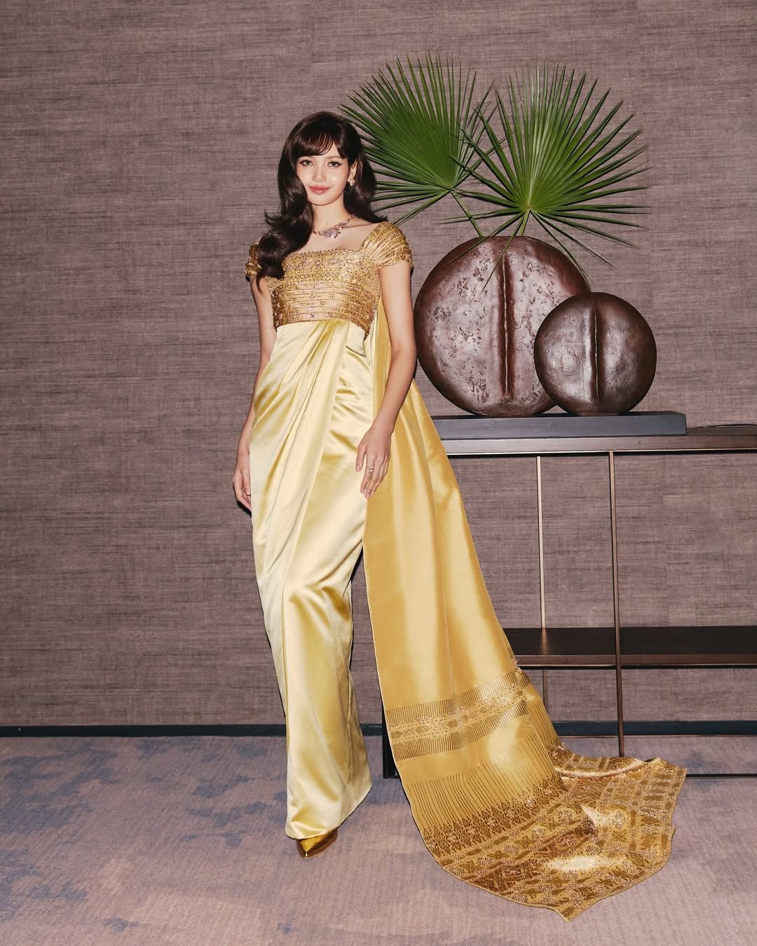 Blackpink Lisa Manoban Wows in Vintage Balmain Haute Couture at the ‘Amazing Thailand’ Gala!