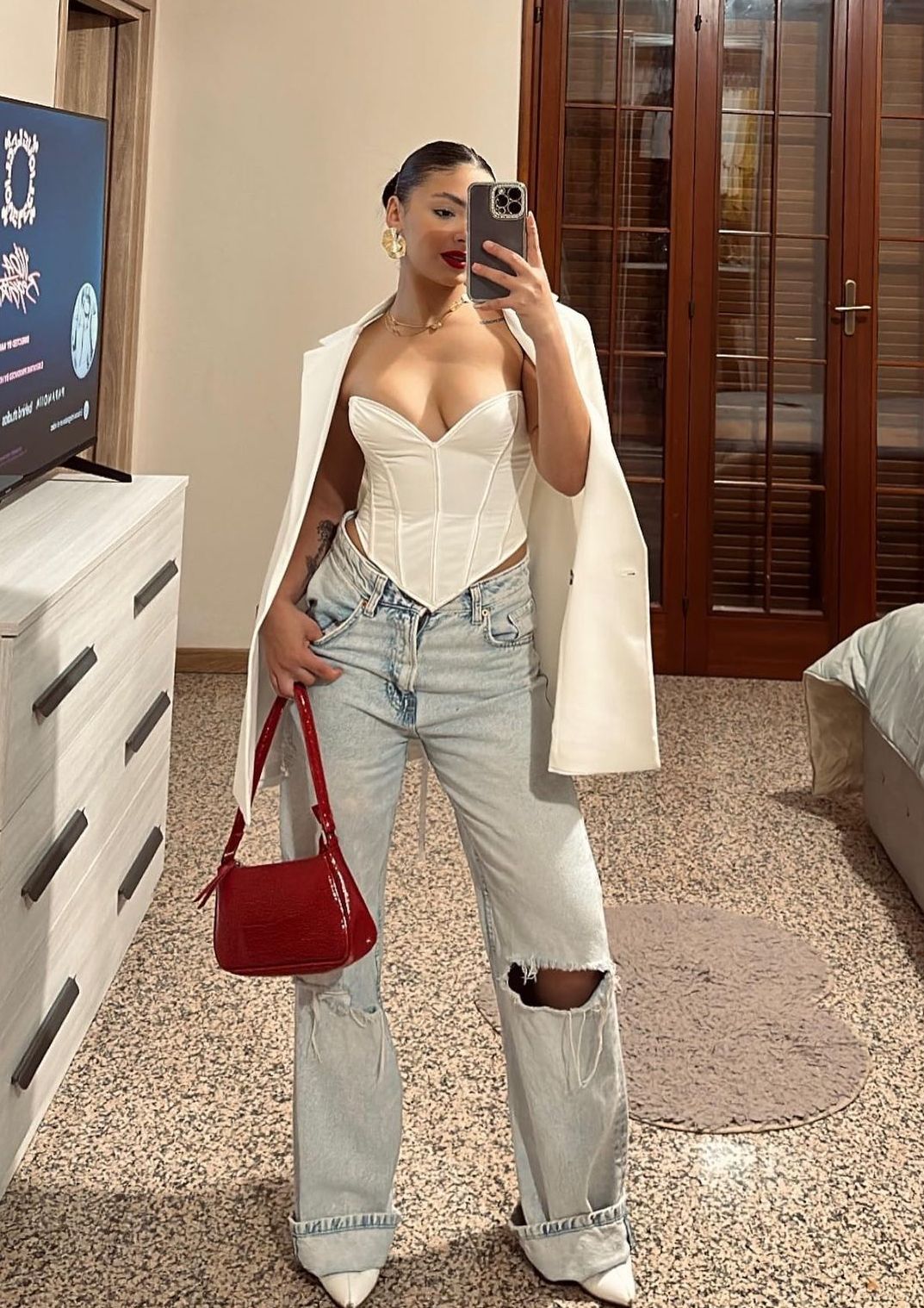 model dong selfie with white Corset top