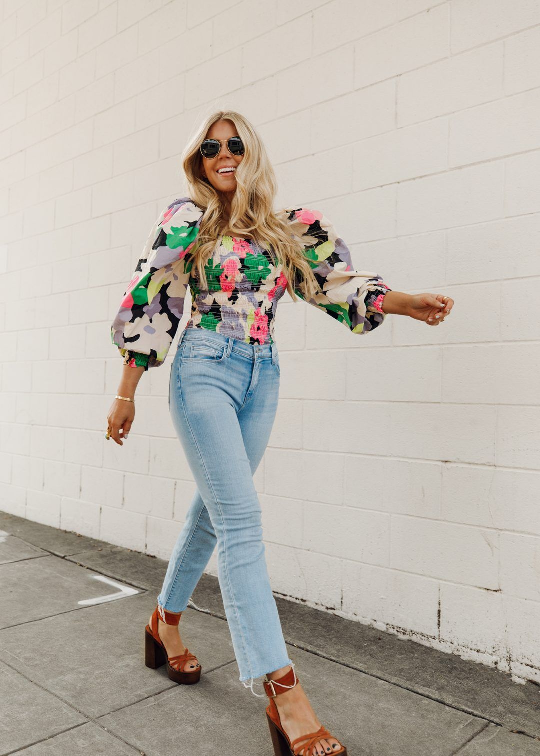 Retro style - Puff-sleeve blouse and straight-leg jeans