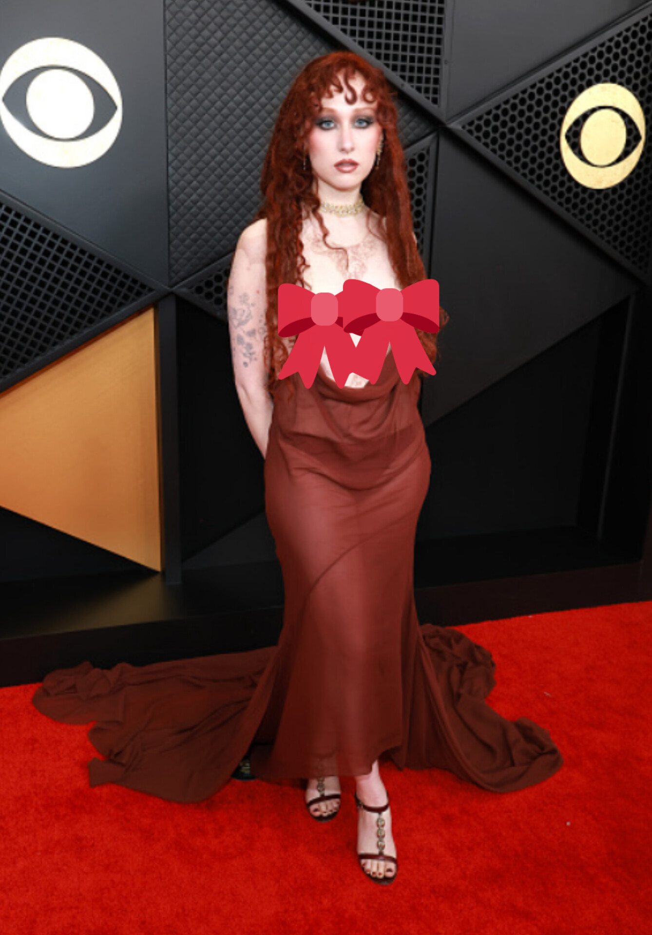 Chappell Roan appears sexy at the 68th Grammy Awards 2026, wearing a sheer burgundy Thierry Mugler couture nipple-ring dress, Gucci 100 mm chain-link sandals, and Buccellati jewelry.