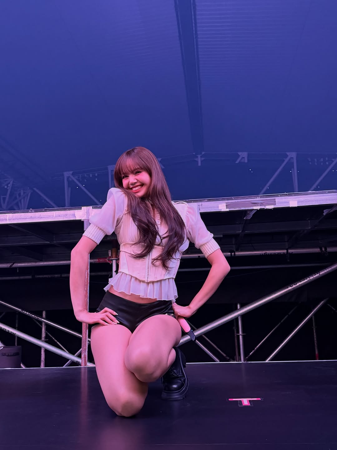 BLACKPINK Lisa was photographed at Kai Tak Stadium during the Deadline World Tour in Hong Kong, wearing an LSOUL corset and D+AF thick-soled strap boots.