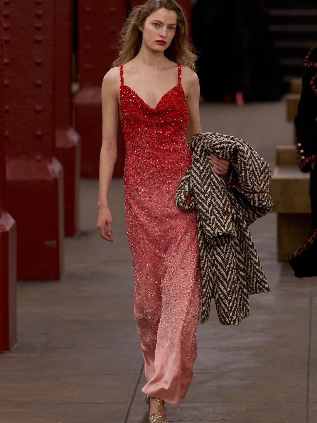At the Bowery subway station in New York City, a fashion model was spotted donning a stunning ombré sequin dress as part of the Chanel Métiers d’Art 2026 collection designed by Matthieu Blazy.