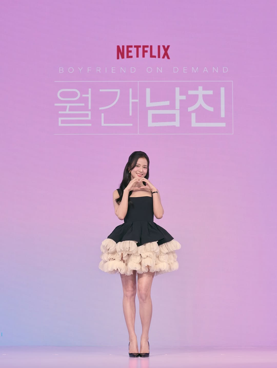 BLACKPINK Jisoo was seen at the “Boyfriend on Demand” press event wearing a stylish Bronx and Banco Catalina sleeveless mini dress with a two-tone design.