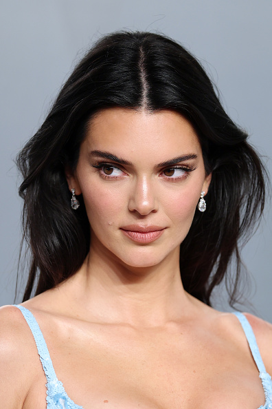 Kendall Jenner looked flawless at the 2026 Vanity Fair Oscar Party, clad in a couture Chanel sleeveless floral appliqué gown with Tiffany & Co. diamond and platinum earrings.