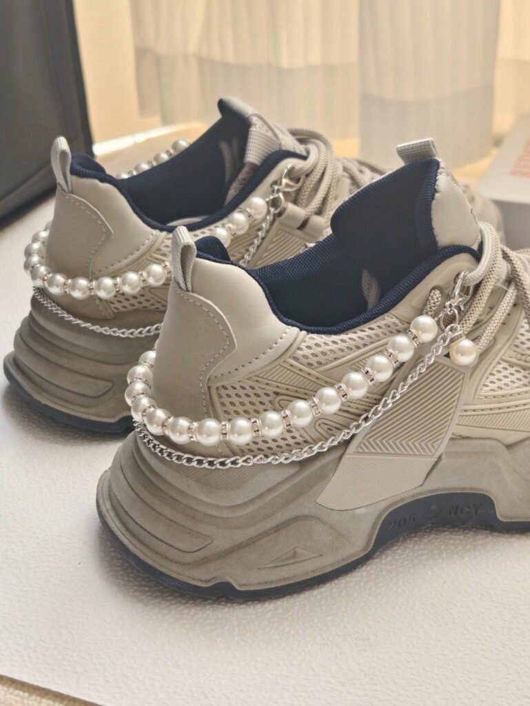Basic Sneakers with pearls