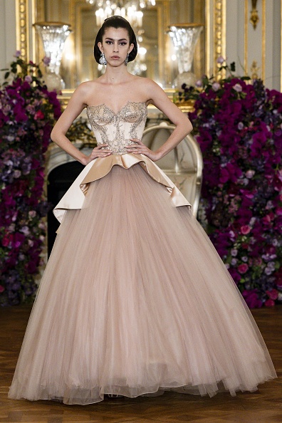 Mayka Merino walked the runway for Miss Sohee’s Haute Couture Spring/Summer 2026 “Breathing Forms” collection, wearing a blush-toned bustier corset tulle gown with Swarovski crystal embellishments and a peplum waistline, which BLACKPINK Jisoo also wore during the 2026 Canneseries International Festival.