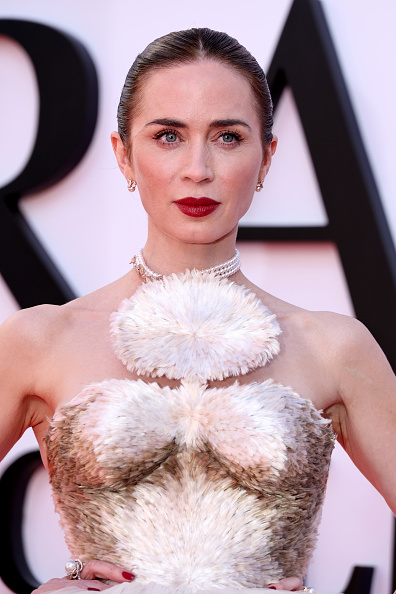 Emily Blunt chose to adorn herself with pearl pieces designed by the Japanese jewelry brand Mikimoto
