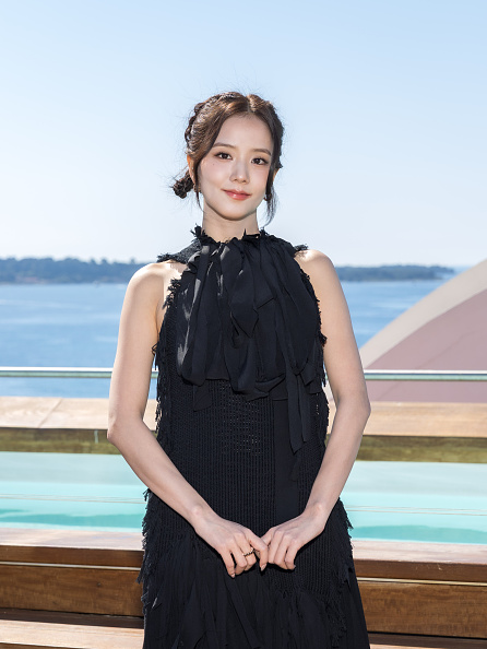 Jisoo often finishes her outfits with Cartier jewelry, and hers was no exception. She wore 18K rose gold earrings and a matching ring adorned with black onyx beads and inspired by Cartier’s Clash de Cartier jewelry collection.