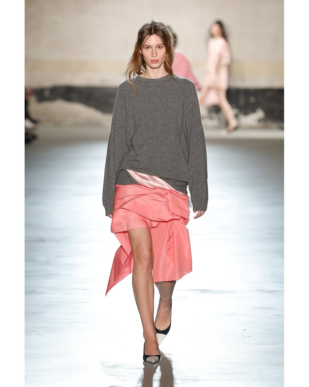 Simone Ashley was photographed during her promotional tour for “The Devil Wears Prada 2” at the London premiere, wearing a loose knitted sweatshirt paired with a draped high-low taffeta minidress inspired by N°21’s Fall/Winter 2026 ready-to-wear collection.