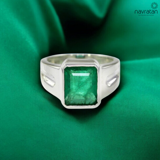 Emerald stone ring