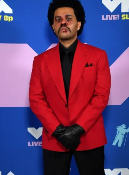 Man wearing weeknd red suit at the MTV VMA awards