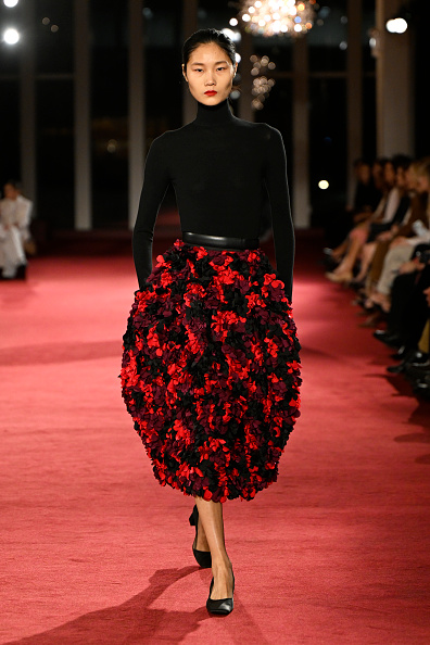 Li Yanmei walked the runway at Michael Kors’ Fall/Winter 2026 show, wearing a long-sleeved bodysuit paired with an A-line midi skirt—an outfit Emily Blunt wore to the “The Devil Wears Prada 2” London premiere.