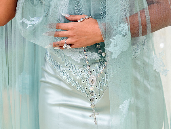 Georgina Rodríguez completed her look with a white gold rosary adorned with diamonds and pearls.