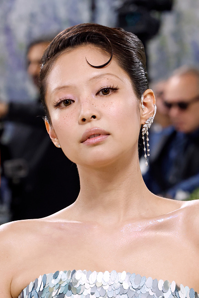 At the 2026 Met Gala, Jennie wore the Chanel Les Blés High Jewelry earcuff in 18-carat white gold and diamonds, paired with the Chanel Motif Russe ring from Le Paris Russe de Chanel.