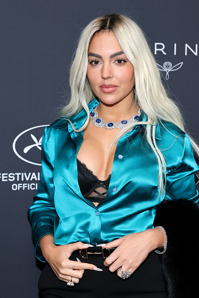 Georgina Rodríguez accessorized with a Gucci “Jackie” slim small shoulder bag and striking Chopard high jewelry, including an 18-karat gold necklace set with sapphires and diamonds, a matching diamond watch, and coordinated rings.