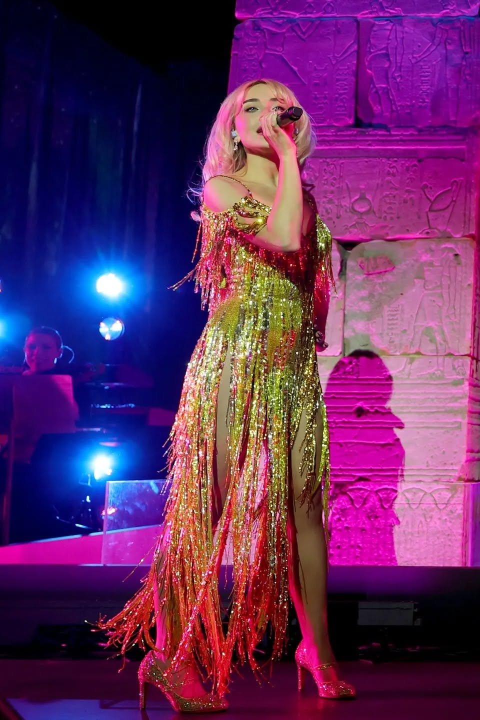 Sabrina Carpenter appeared on stage at the 2026 Met Gala wearing a vintage 1989 Bob Mackie gold gown with several splits and dazzling fringes.
