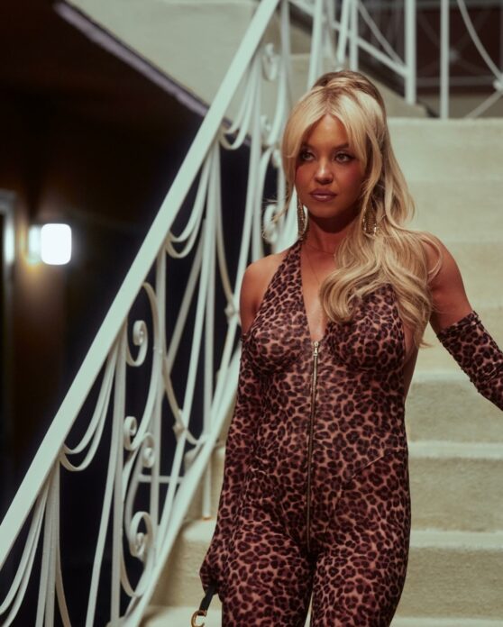 Sydney also appeared elegant while filming the same episode in a brown Victoria’s Secret V-neck leopard-print catsuit. 