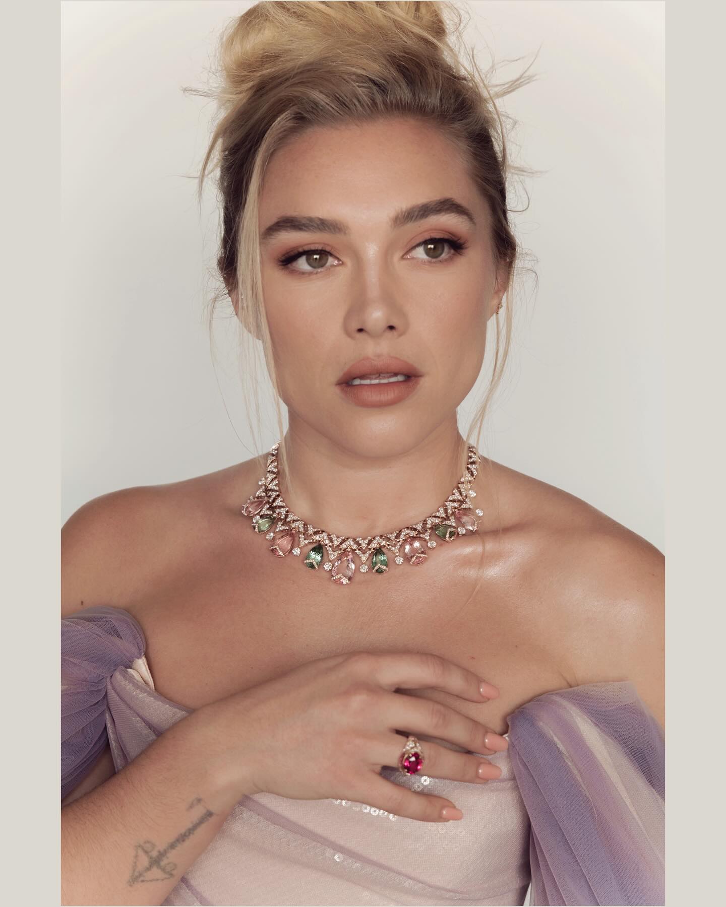 Florence Pugh captivated in exquisite Bvlgari High Jewelry pieces, including an 18k pink gold ring and coordinating collar necklace accented with striking pear-shaped pink morganite and vivid green tourmaline drops