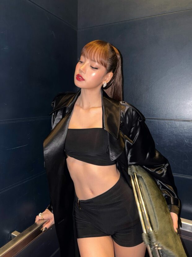 This three-piece Grace Ling ensemble embodied Lisa’s youthful spirit and distinctive sense of style, further solidifying her status as an influential figure in both music and fashion.