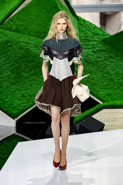 Nicolas Ghesquière’s Louis Vuitton Womenswear Fall/Winter 2026–2027 collection included the “Reinterpretation Man Ray” sterling silver choker, embellished with the house’s iconic trunk-inspired studs
