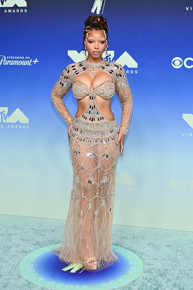 Chloe Bailey turned heads on the 2026 MTV Video Music Awards red carpet in a sheer, embellished House of Idan mermaid gown, featuring a striking keyhole cutout across her upper chest along with another cutout that revealed her midriff and side waist
