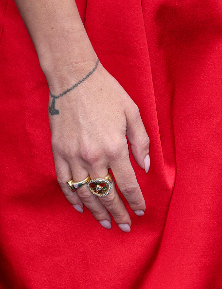 A closer look at Scarlett Johansson on the “Ray Gunn” gala red carpet during day four of the 70th BFI London Film Festival, wearing Cece Jewellery’s “Rambling Wisteria” diamond ring and “Devil Is in the Details” ring, both crafted in 18-carat yellow gold.