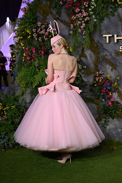 Elle Fanning completed her ballet-inspired tutu dress with a matching pale pink Robert Wun haute couture pillbox fascinator from the same “Childsplay” Haute Couture Fall/Winter 2026/2027 collection show